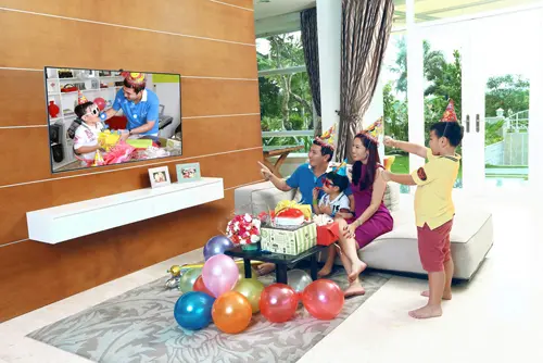 gia-tri-cung-nguoi-than-trong-gia-dinh-androi-tivi-box-mitublue